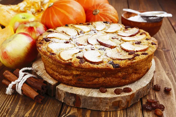 Tarta con calabaza, pasas y manzanas —  Fotos de Stock