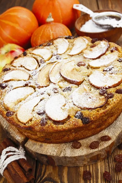 Tarta con calabaza, pasas y manzanas —  Fotos de Stock