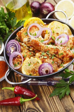 Seramik bir tencerede baharatlı tavuk 