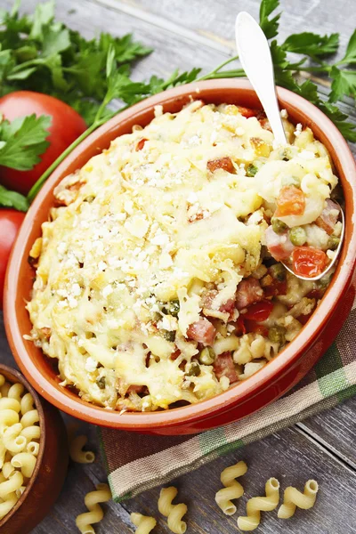 Baked pasta with bacon and green peas — Stock Photo, Image