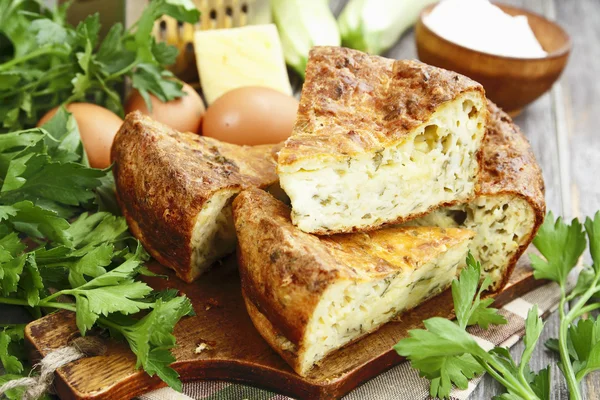 Plăcintă cu dovlecei cu brânză și ierburi — Fotografie, imagine de stoc