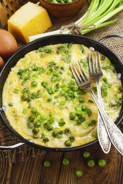 Omelette aux petits pois, pommes de terre et fromage — Photo