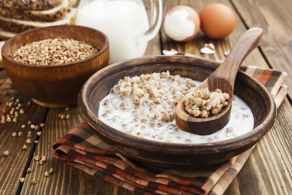 Gachas de trigo sarraceno con leche —  Fotos de Stock