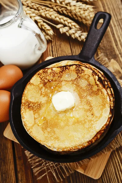 Huisgemaakte pannenkoeken in de koekenpan — Stockfoto