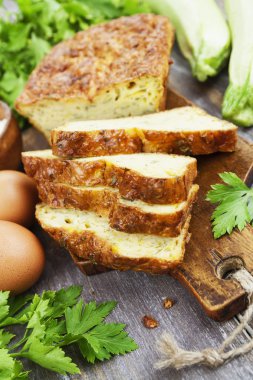 Peynir ve otlar ile sebze pie