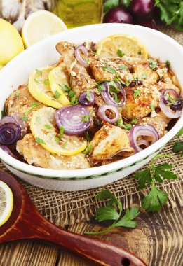 Seramik bir tencerede baharatlı tavuk 