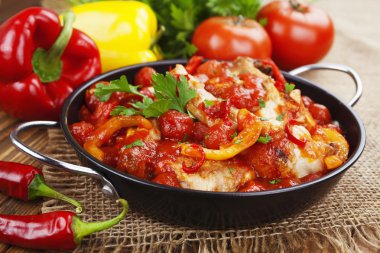 Domates ve biber soslu tavuk 