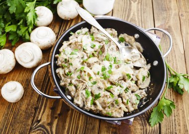 Karaciğer mantar ekşi krema ile