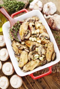 Mantar ile pişmiş tavuk kanadı