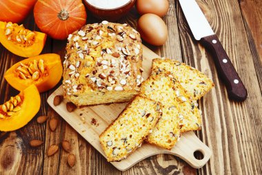 Ev yapımı balkabağı turtası.