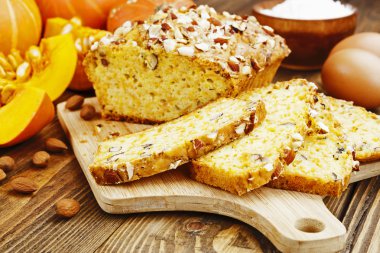 Ev yapımı balkabağı turtası.