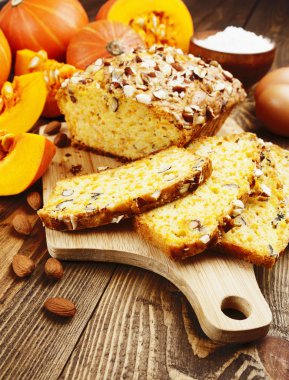 Ev yapımı balkabağı turtası.