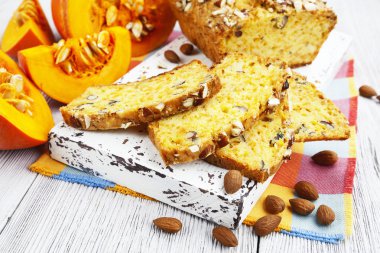 Ev yapımı balkabağı turtası.