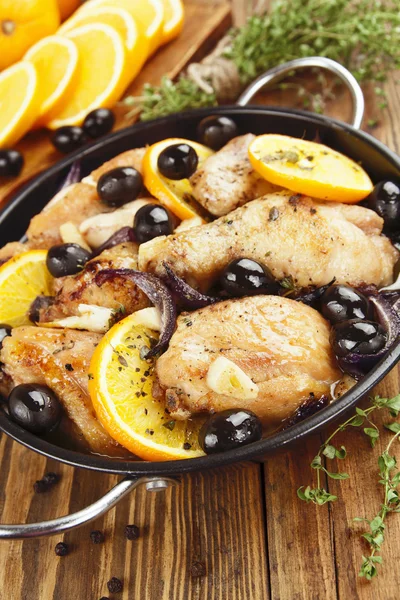 Pollo con naranjas y aceitunas — Foto de Stock