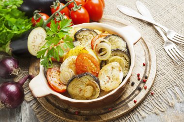 Sebzeli tavuk güveç 