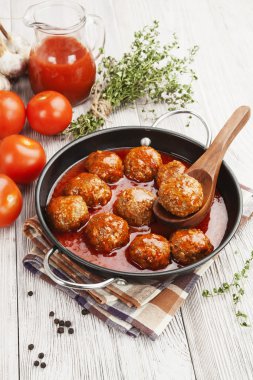 Masanın üzerinde köfte