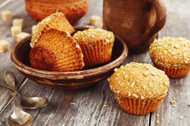 kekler masanın üzerine 