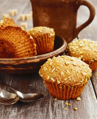 kekler masanın üzerine 