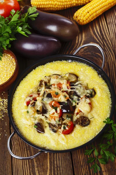 Polenta gebakken met groenten en kaas — Stockfoto