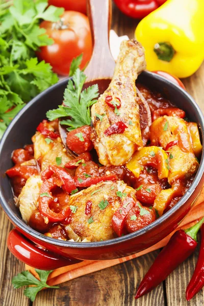Kip in een saus van tomaat en peper — Stockfoto