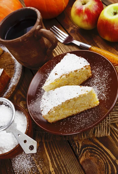 Pastel con calabaza y manzanas — Foto de Stock