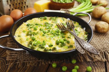 Yeşil bezelye, patates ve peynirli omlet