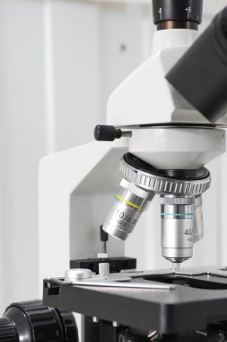 Laboratuvardaki biyolojik mikroskop merceklerinden oluşan tabanca sistemi farklı büyütmeleri kapatır.