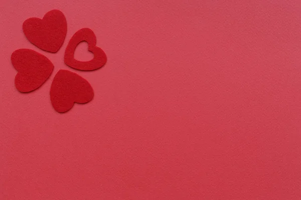 Красные Войлочные Сердечки Разных Форм Бумажном Листе Расположены Углу Места — стоковое фото