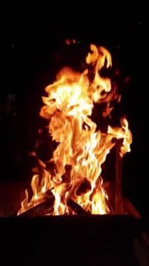 Gece ağır çekimde parlak turuncu alevler. Ses yok.