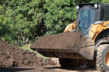 Sarı kazıcı, toprağı insansız büyük bir yığın halinde topluyor.