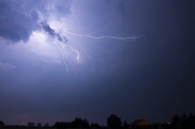 Fırtınalı bir gecede yıldırım