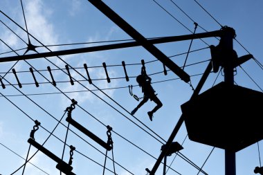 Yüksek halatlar üzerinde tırmanma kişi