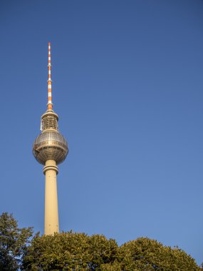 Berlin televizyon kulesi mavi gökyüzü karşı