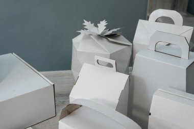 Farklı tasarım ve şekillerde karton kutular, kağıt kaplar. Üretim ve ambalaj geliştirme kavramı. Endüstri. Metin için yer