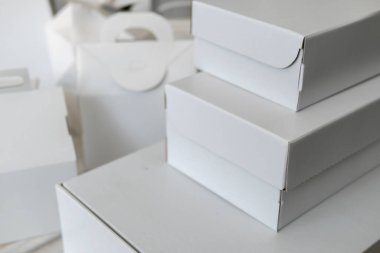 Farklı tasarım ve şekillerde karton kutular, kağıt kaplar. Üretim ve ambalaj geliştirme kavramı. Endüstri. Mesaj için yer. seçici odak