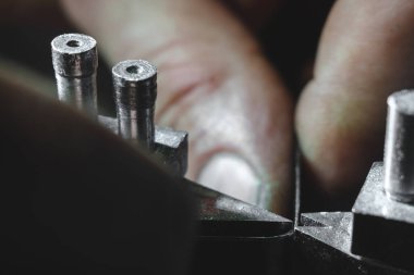 Efendinin elleri. Atölye çalışması, bir matrisin üretimi ve geliştirilmesi, karton ve kağıt kapları kestiği için ölüyor. Metal işçisi. El yapımı. Uzayı kopyala Kapat.