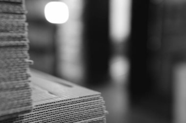 Ürünler ve bükülmüş karton. Kağıt üretim ve işleme fabrikası. Çarşaflar, desteler. Seçici odaklanma. Kapasite ve ambalaj. Siyah ve beyaz