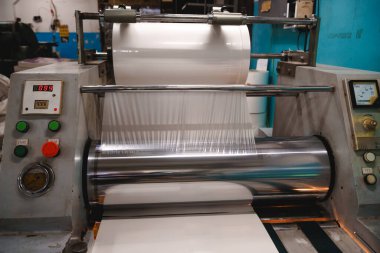 Endüstriyel laminatör, kağıt ürünlerinin katmanı. Ambalaj üretimi. Modası geçmiş ekipmanlar. Misafir. Metin için yer.