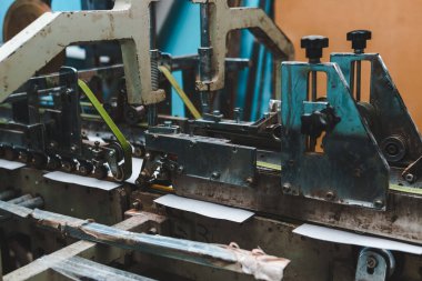 Kutulardaki ve bitmiş ürünlerdeki karton paketlerin montajı. Mekanizma ve üretim endüstrisi