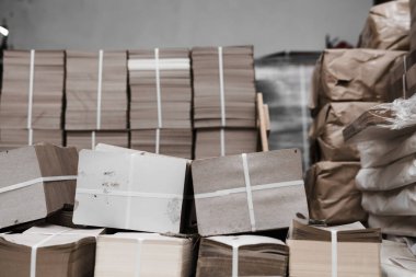 Kutularla dolu paletler, ürünler kağıtlara dolduruluyor ve bitmiş eşya deposunda yığılıyor. Karton fabrikası konsepti. Seçici odak