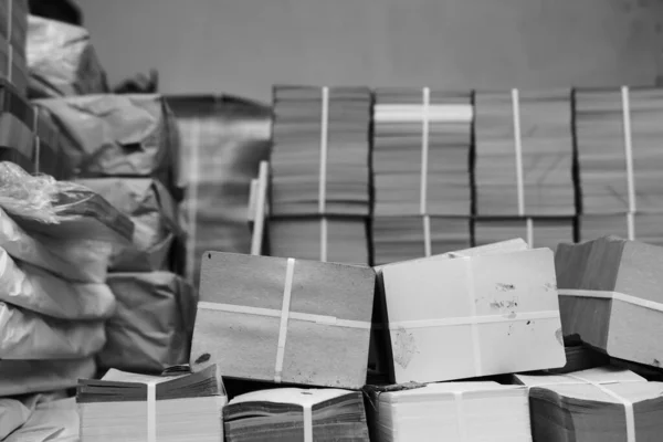 Παλέτες Κουτιά Προϊόντα Συσκευάζονται Χαρτί Και Στοιβάζονται Σωρούς Στην Αποθήκη — Φωτογραφία Αρχείου