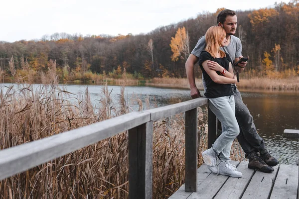 Couple Sur Vieux Pont Bois Près Lac Jour Automne Dans — Photo