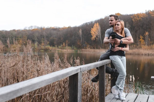 Couple Sur Vieux Pont Bois Près Lac Jour Automne Dans — Photo