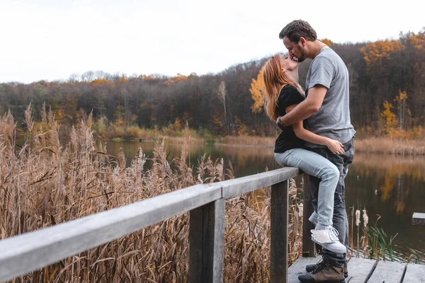 Una Pareja Viejo Puente Madera Lago Día Otoño Parque Bosque —  Fotos de Stock