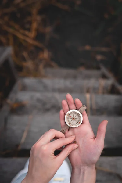 Vrouw Hand Met Een Oud Kompas Met Gebroken Glas Lieveheersbeestje — Stockfoto