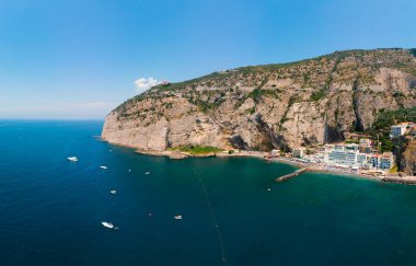 Sorrento sahili, Meta hangarının havadan görünüşü. En pahalı tatil beldelerinden biri. Güzel İtalya manzarası. Deniz, tekneler, dağ turizm şehri, tatil ve seyahat, kopyalama alanı