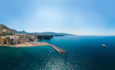 Sorrento sahili, Meta hangarının havadan görünüşü. En pahalı tatil beldelerinden biri. Güzel İtalya manzarası. Deniz, tekneler, dağ turizm şehri, tatil ve seyahat, kopyalama alanı