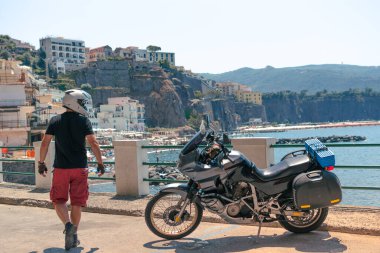 Turistik motosikletli stil bisikletçi. Gideceğiniz yere vardığınız için mutluyuz. Sunny Beach İtalya. Seyahat ve tatil, motosikletçi. Aktif yaşam tarzı. Meta, Sorrento
