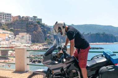 Turistik motosikletli bisikletçi. Gideceğiniz yere vardığınız için mutluyuz. Sunny Beach İtalya. Seyahat ve tatil, motosikletçi. Aktif yaşam tarzı. Meta, Sorrento