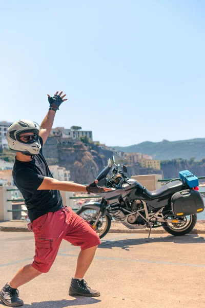 骑着旅游车的骑车人很高兴到达你的目的地 意大利阳光海滩 旅行和度假 骑摩托车的积极的生活方式 索伦托 垂直照片 — 图库照片